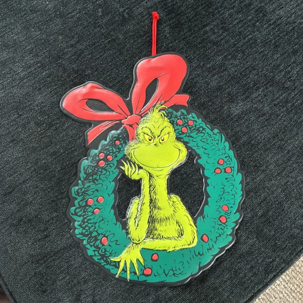 NWT- 17-1/4 x13- The Grinch- Metal Holiday Wreath Decoration w/ Large Red Bow